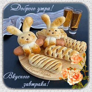 Тыквы, вкусная еда, бокал вина и открытка с текстом С ДНЕМ БЛАГОДАРЕНИЯ на пляже у воды