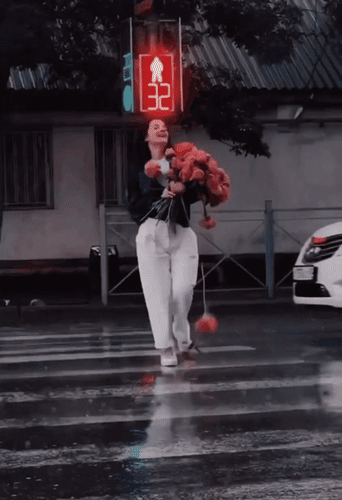 Анимированная открытка Не важно, какое за окном время года, день недели, светит ли солнце, или дождь проливной. Повод быть