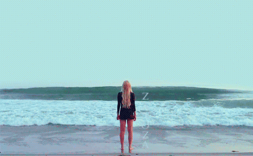 Гифки девушка и море. Девушка у моря гиф. Гиф девушка на берегу. Море гифка.