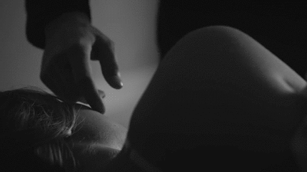 Анимированная открытка Мужчина, гладит пальцем женщину по щеке